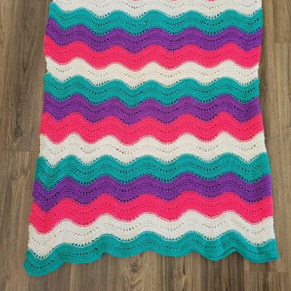 Hand-made Colorful Wave Pattern blanket - Picture 1 of 8